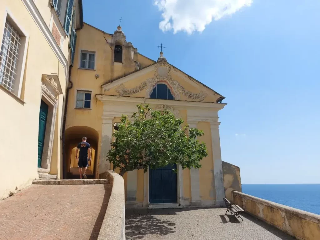 Linda spaziert durch das ehemalige Benediktinerkloster oberhalb von Noli und unterhalb des Castello di Monte Ursino