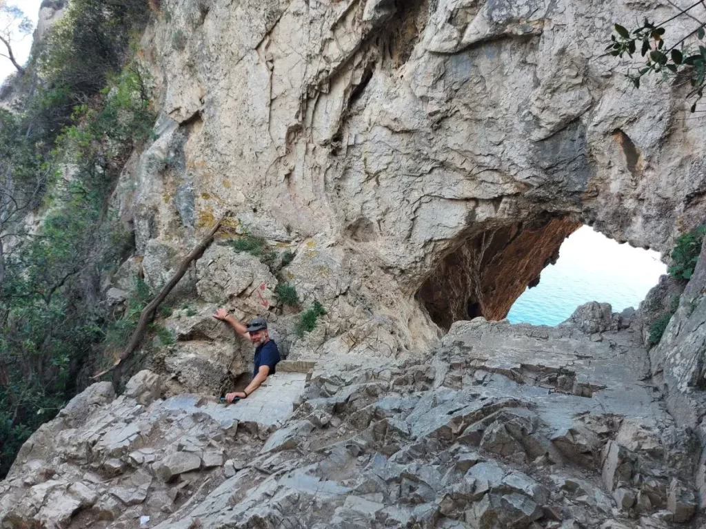 Jan am Eingang zur Grotta dei Falsari auf dem Sentiero del Pellegrino am Capo Noli, an die Palmenriviera