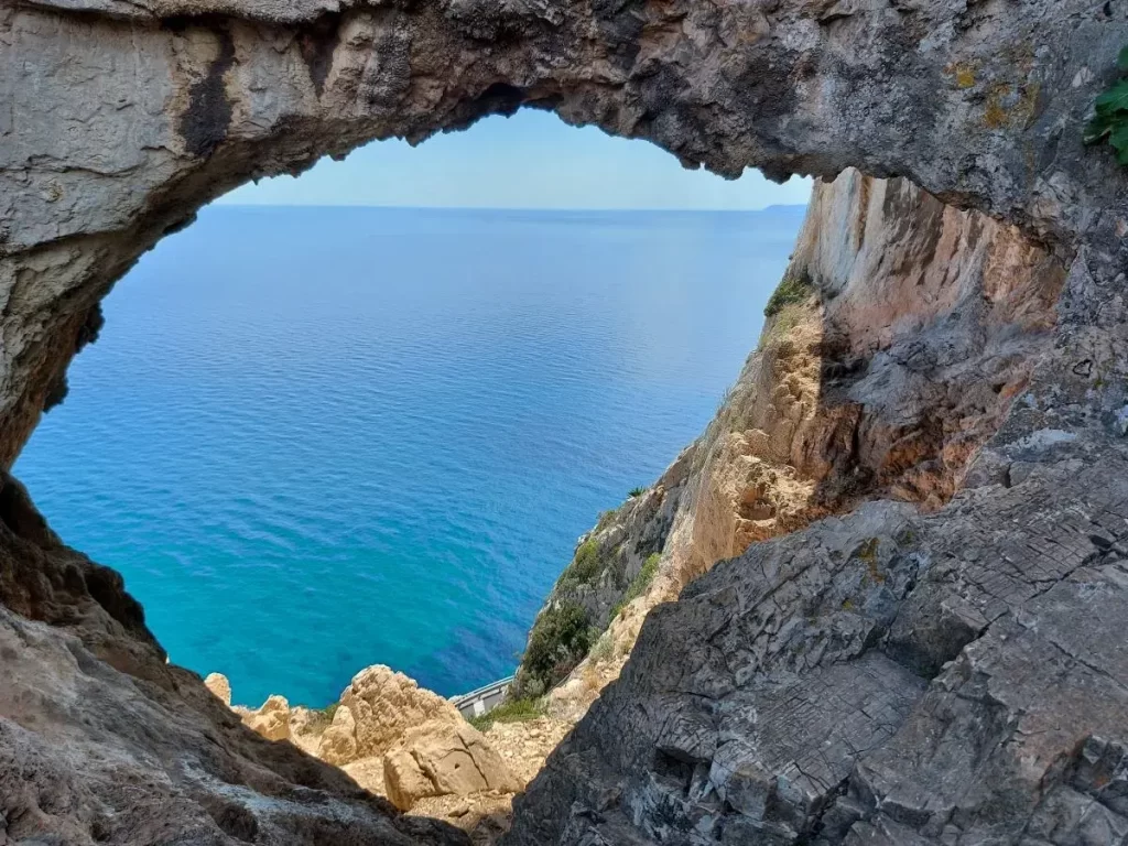 In der Grotta dei Falsari auf dem Sentiero del Pellegrino am Capo Noli, an die Palmenriviera