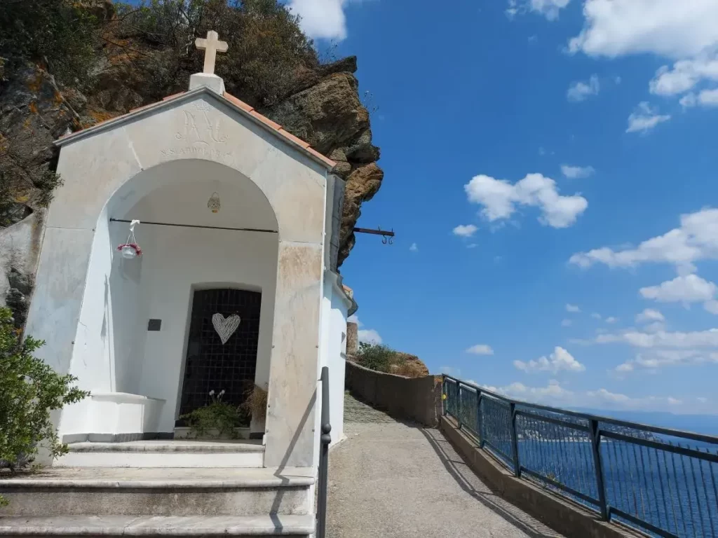 Kapelle auf dem Wanderweg unterhalb des Castello di Monte Ursino