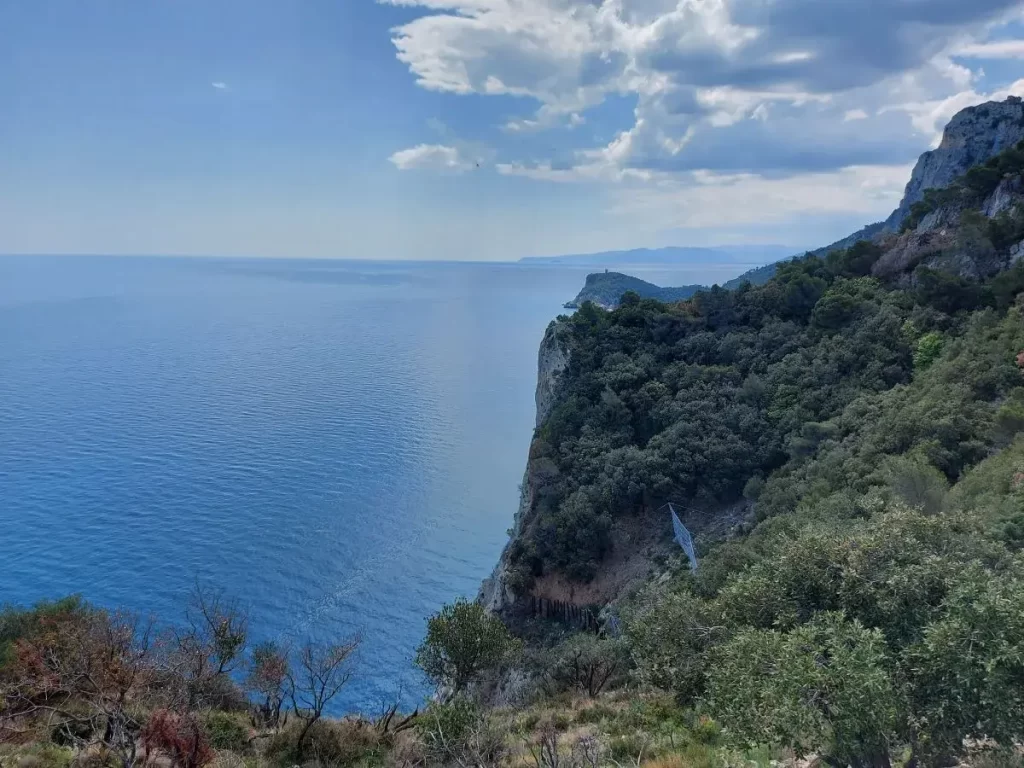 Meerblick nah der Grotta dei Falsari auf dem Sentiero del Pellegrino am Capo Noli, an die Palmenriviera