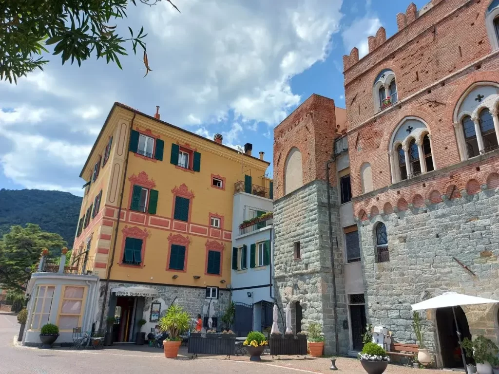 Nah der Porta di Piazza, entlang der Stadtmauer von Noli