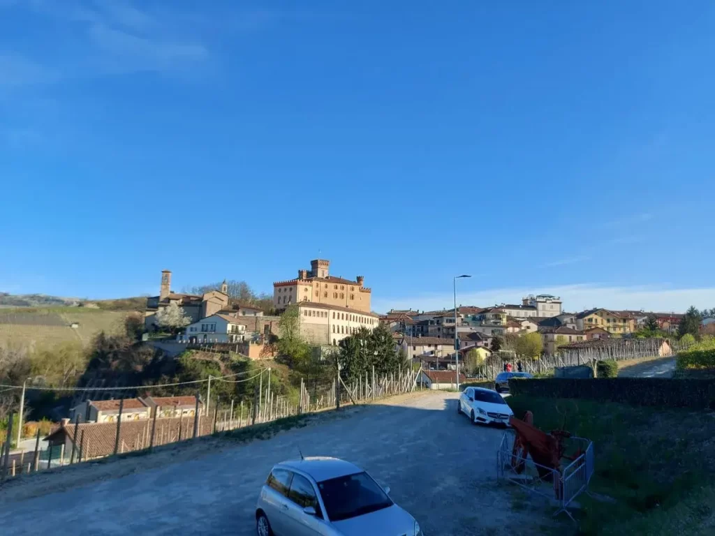 Parkplatz gleich außerhalb der Altstadt von Barolo, ein super Ausgangspunkt für Barolo Wanderungen