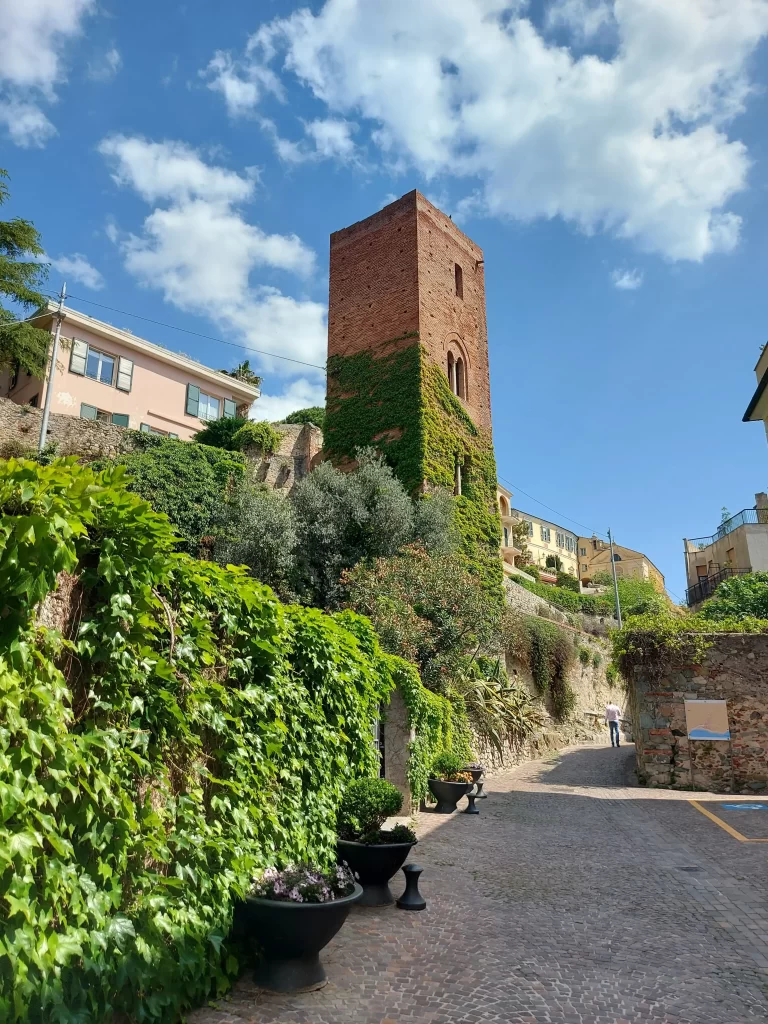 Torre del Papone in der Altstadt von Noli