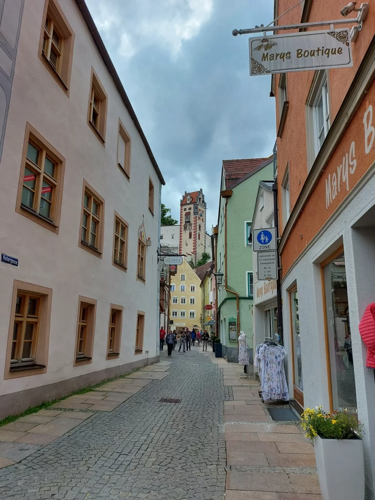 Blick auf den Uhrenturm von der Altstadt Füssens