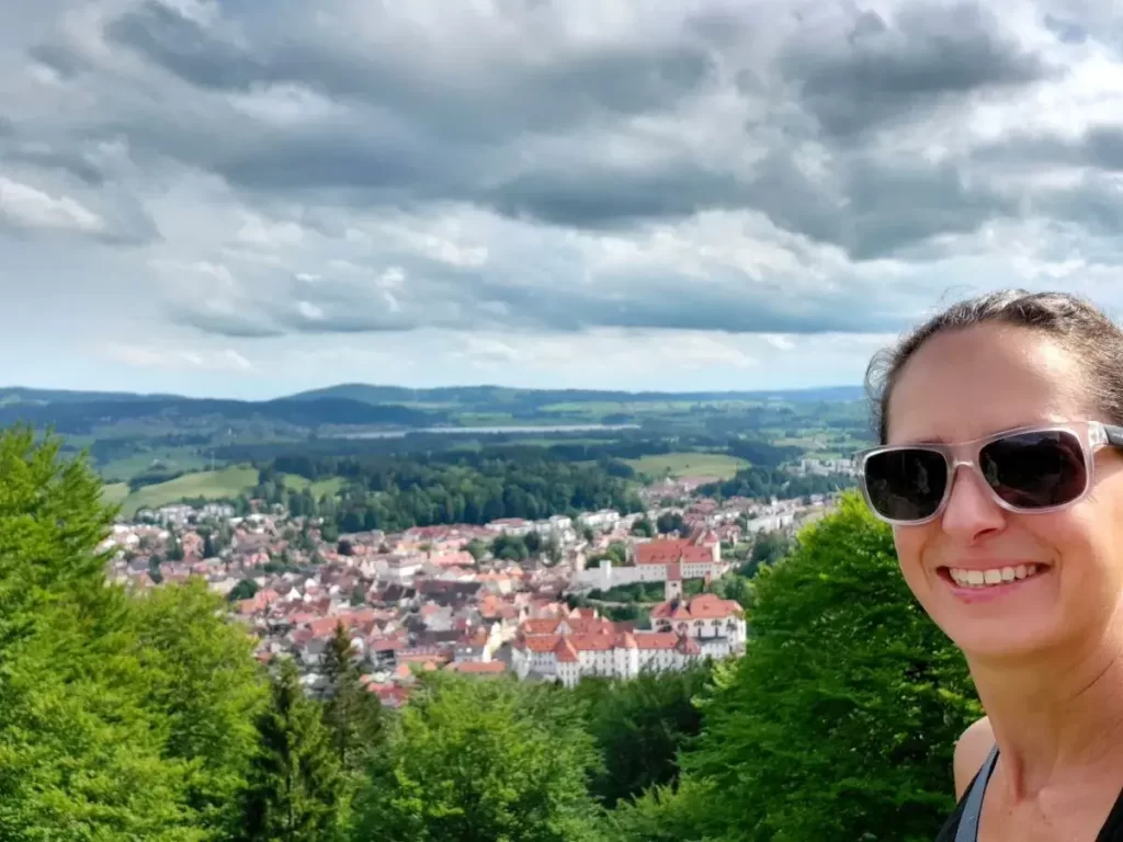 LInda vor dem Ausblick auf Füssen vom Kalvarienberg