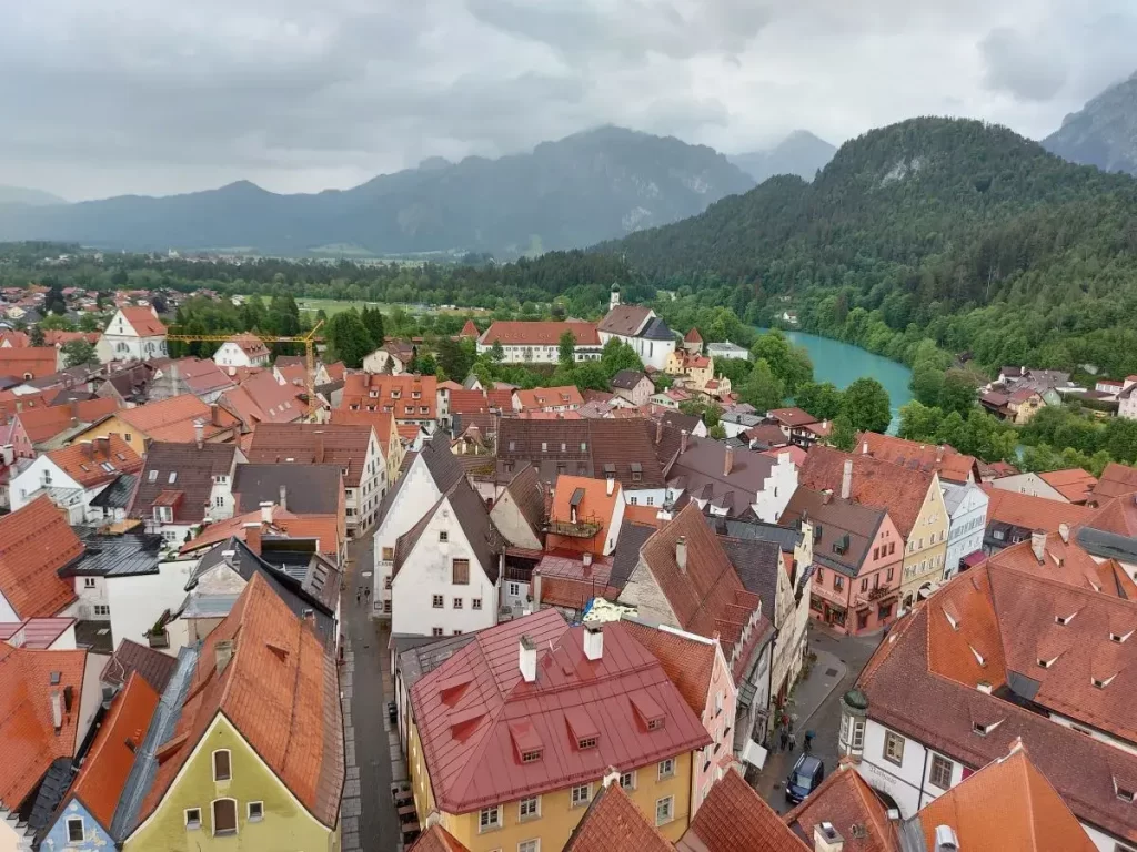 Blick aus dem Turm des Hohen Schlosses auf die Füssener Altstadt