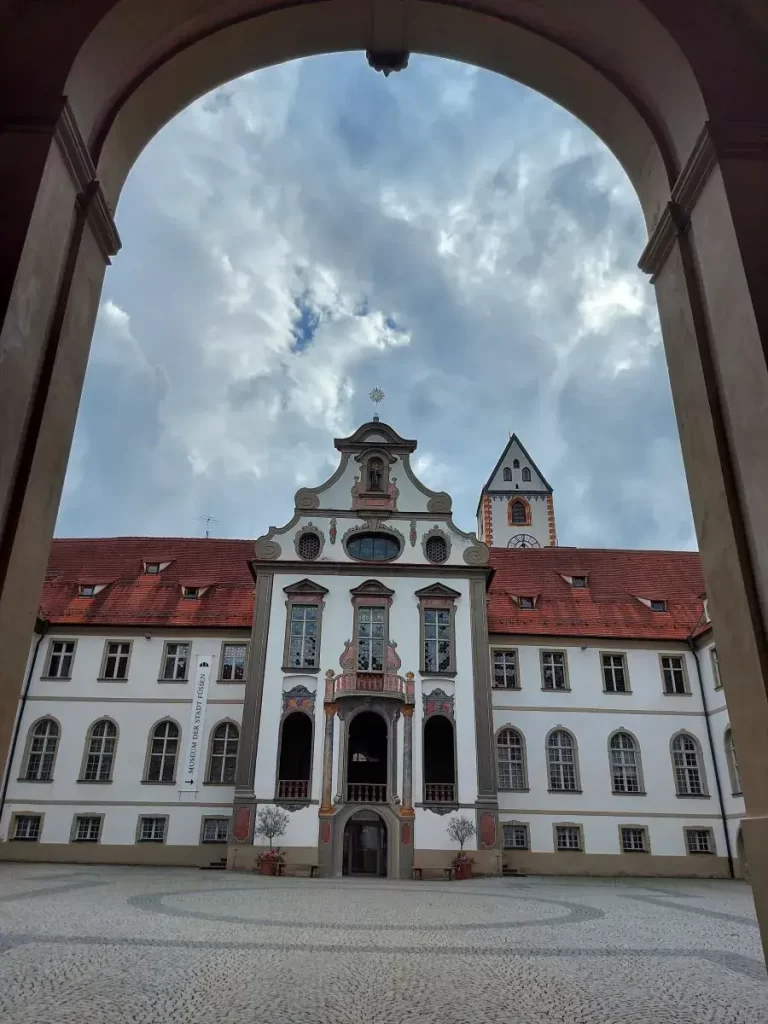 Eingang zum Stadtmuseum Füssen im Kloster St. Mang