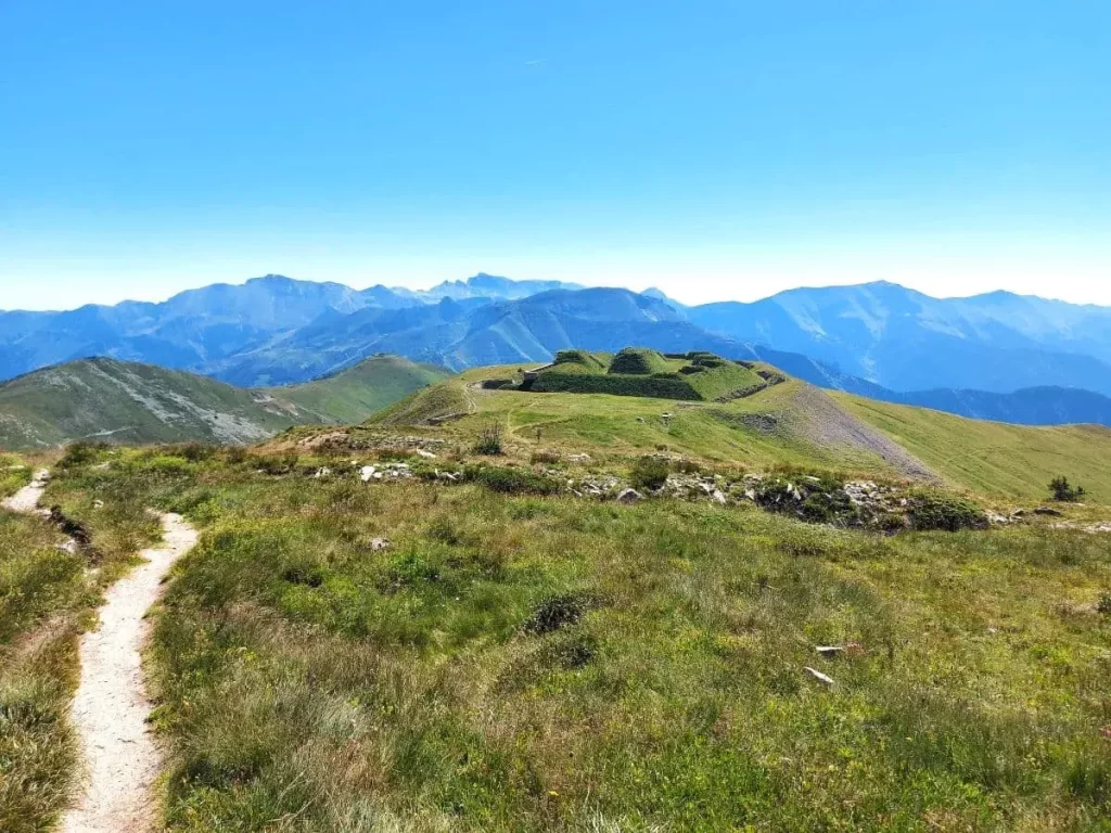 Das Fort de Giaure, ebenfalls auf dem Colle di Tenda gelegen, mit zerfallenen Mauern und üppiger Vegetation in der Umgebung. Diese historische Festungsruine bietet einen eindrucksvollen Kontrast zur friedlichen Natur der Alpen.