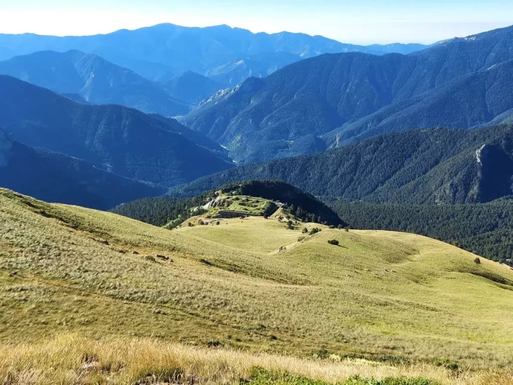 Das Fort de Marguerie thront über dem Colle di Tenda und ist von alpinen Wiesen umgeben. Der erhaltene Zustand des Gebäudes vermittelt einen authentischen Eindruck von der militärischen Architektur der Region.