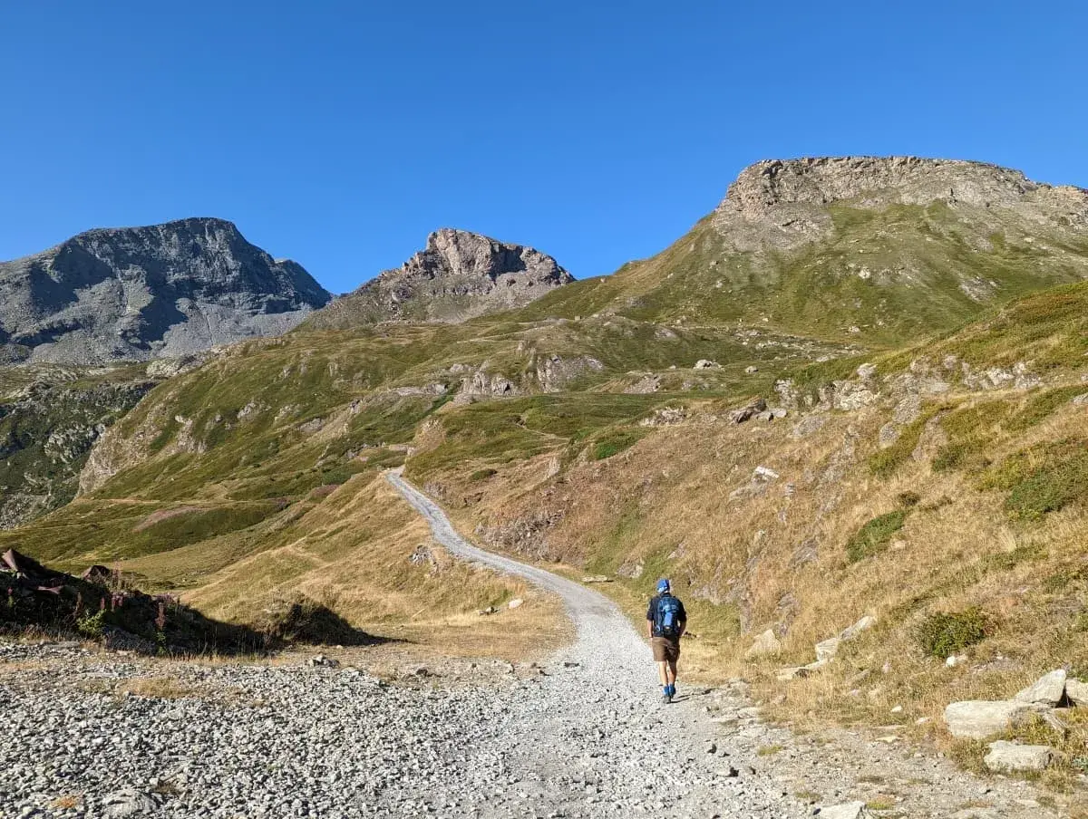 Jan wandert auf der alten, steinigen Militärstraße auf dem Wanderweg zum Fort Malamot