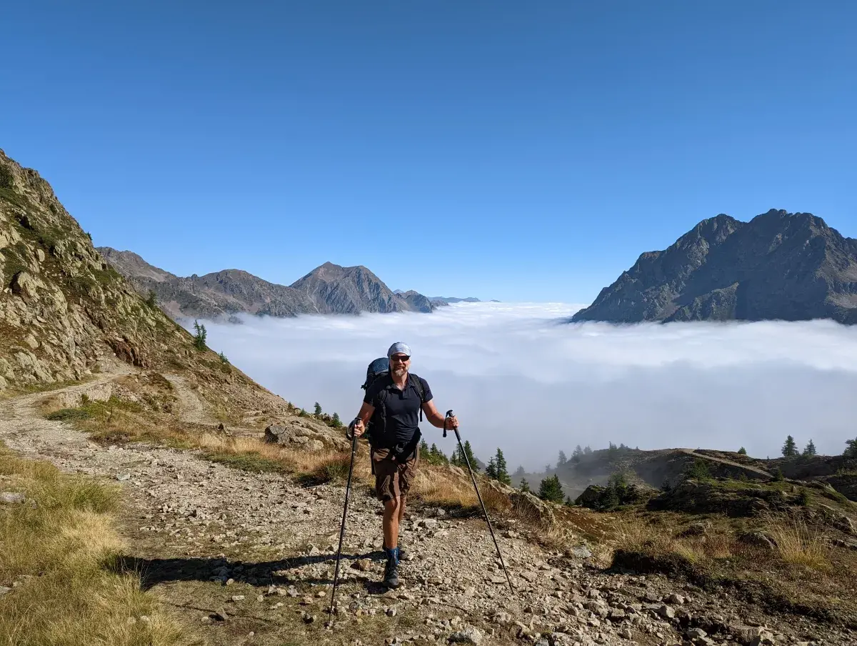 Jan oberhalb des Nebels beim Aufstieg zum Colle di Sant'Anna auf dem Tour du Lausfer