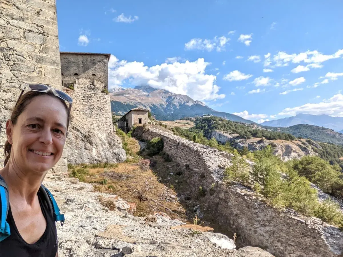 Linda neben der Festungsmauer des Fort Victor-Emmanuel mit Blick auf die Alpen