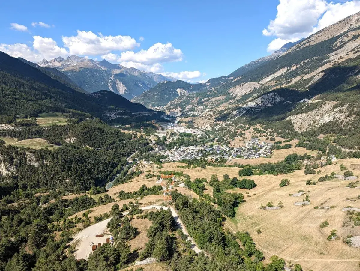 Blick auf das Dorf Avrieux vom Wanderweg Sentier des Bâtisseurs rund um die Forts von L'Esseillon