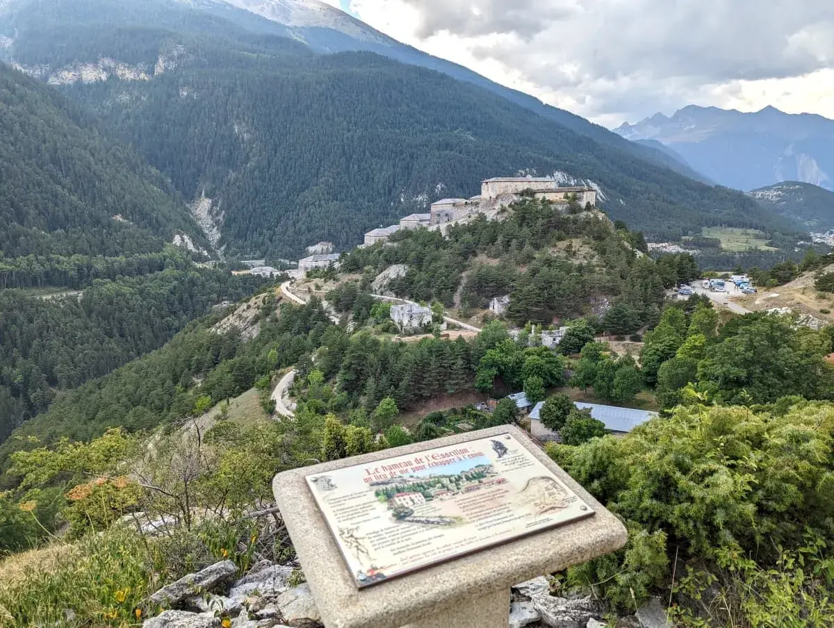 Blick auf das Fort Victor-Emmanuel vom Weiler L'Esseillon während der Wanderung auf dem Sentier des Bâtisseurs
