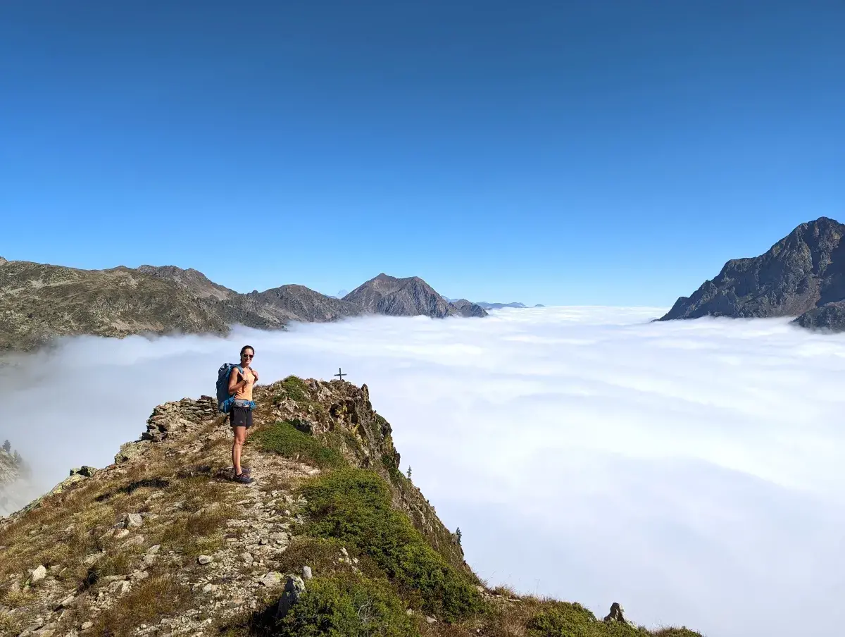Linda oberhalb des Nebels mit Blick auf das Vallone di Sant'Anna von unserer Tour du Lausfer