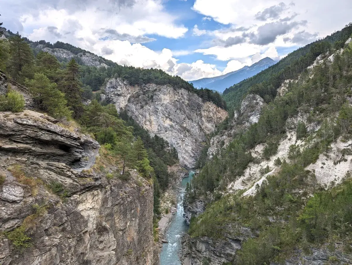 Blick in die Schlucht der Arc vom Wanderweg sentier des Bâtisseurs