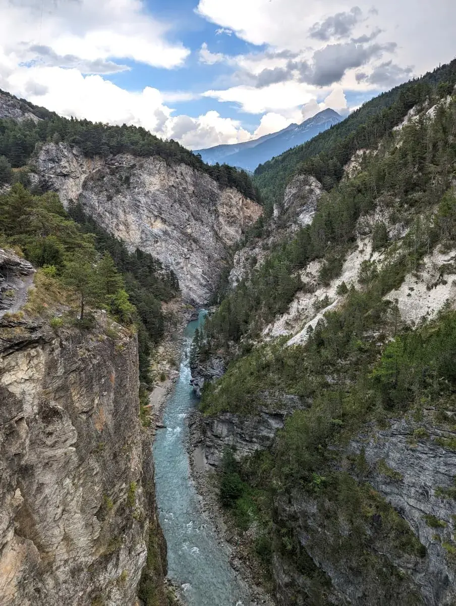 Blick in die tiefe Schlucht der Arc