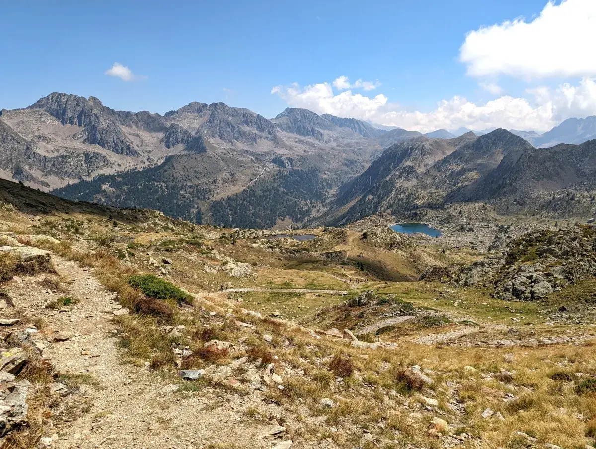 Blick vom Passo Tesina auf den Lago Sant'Anna und einen weiteren namenlosen See