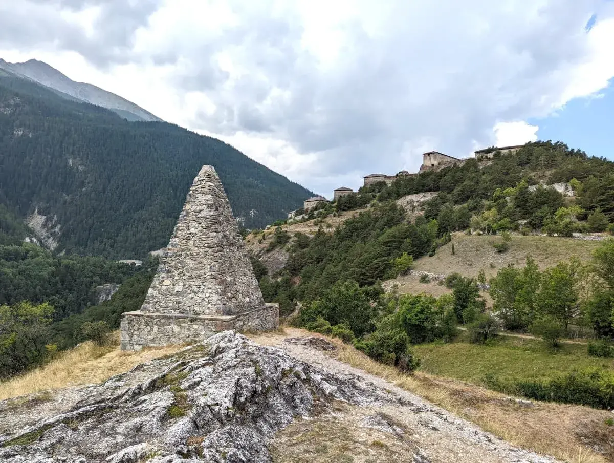 Denkmal im Weiler L'Esseillon, entlang des Wanderweges Sentier des Bâtisseurs