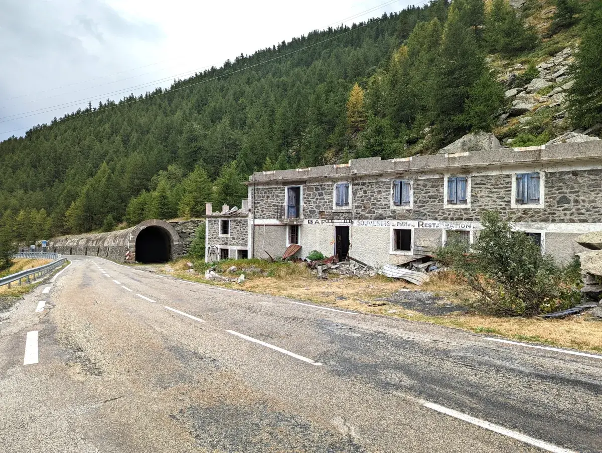 Alter Eisenbahntunnel entlang der Passstraße zum Col du Mont Cenis
