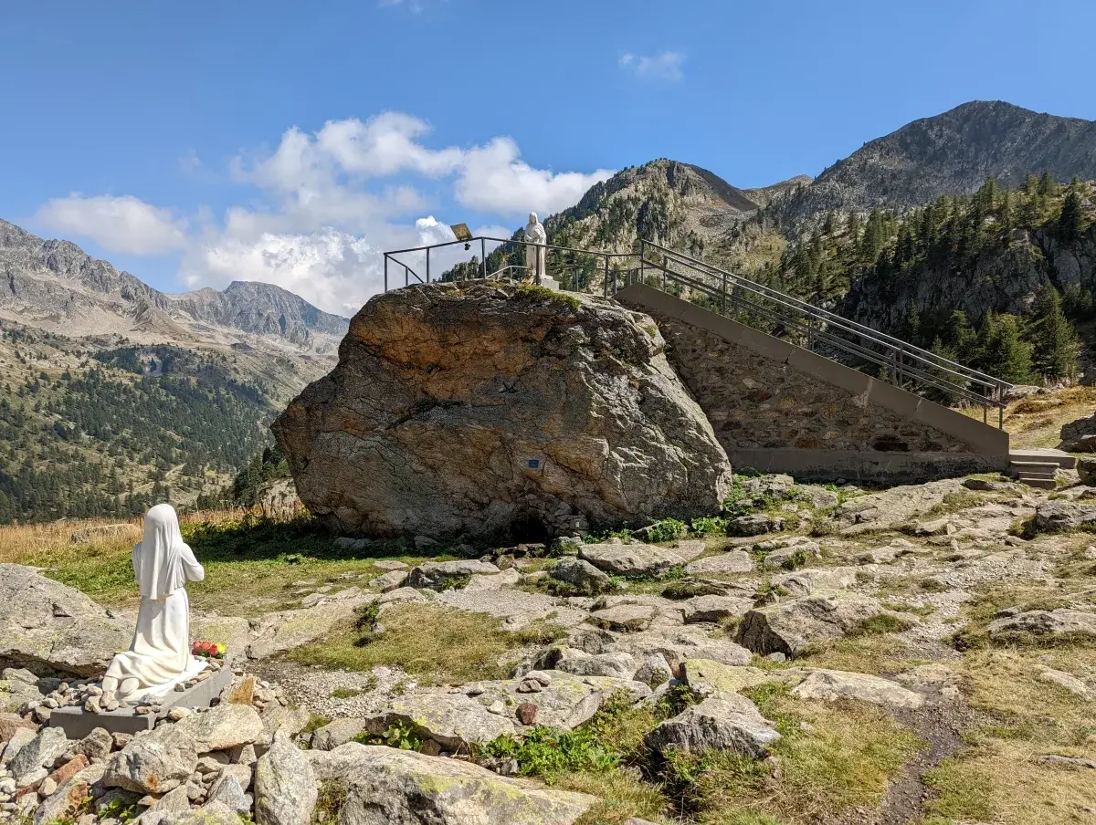 Der Erscheinungsfelse des Wallfahrtortes Sant'Anna di Vinadio am Startpunkt unserer Wanderung Tour du Lausfer