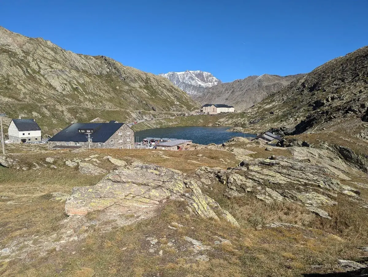 Bergsee und Hospiz auf dem grossen Sankt Bernhard Pass im Sommer bei blauem Himmel