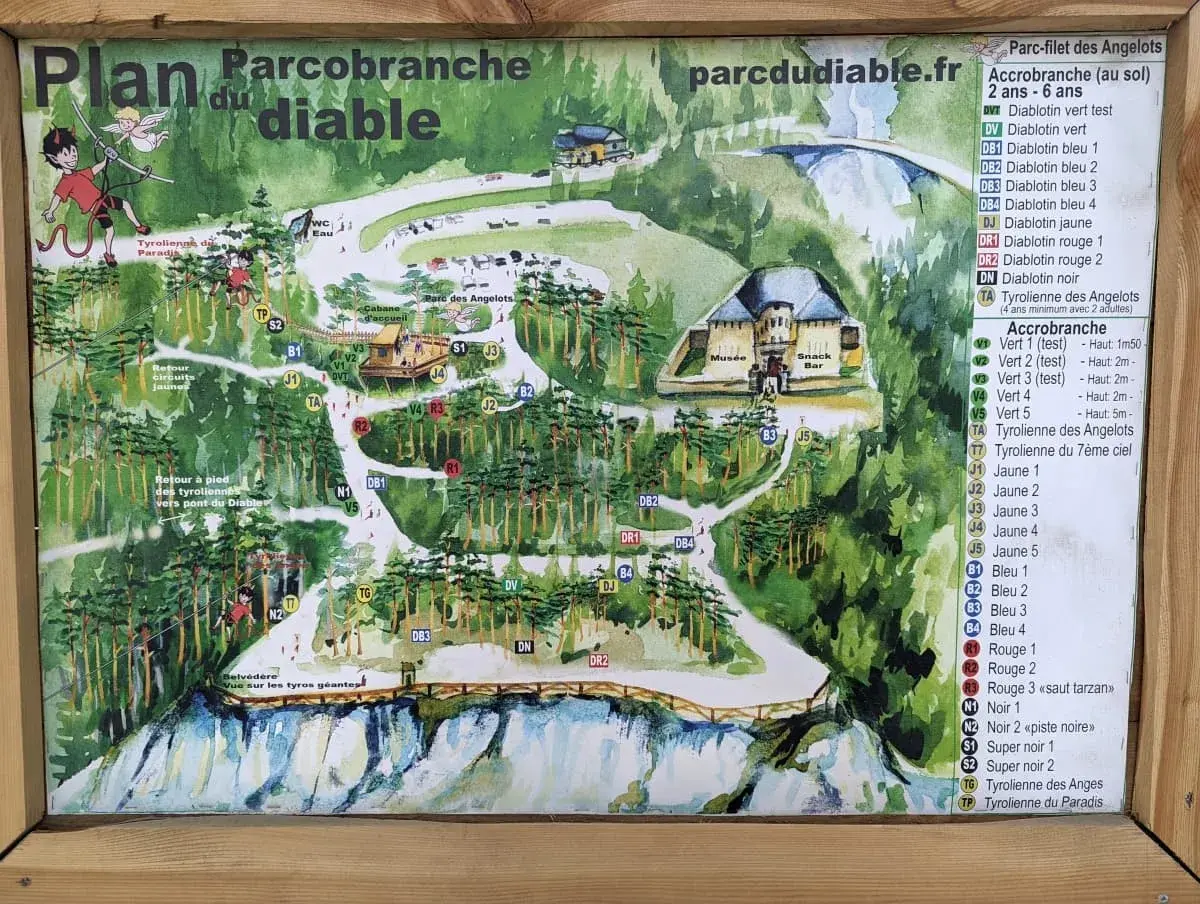 Info und Hinweistafel zum Kletterpark Parcobranche du diable