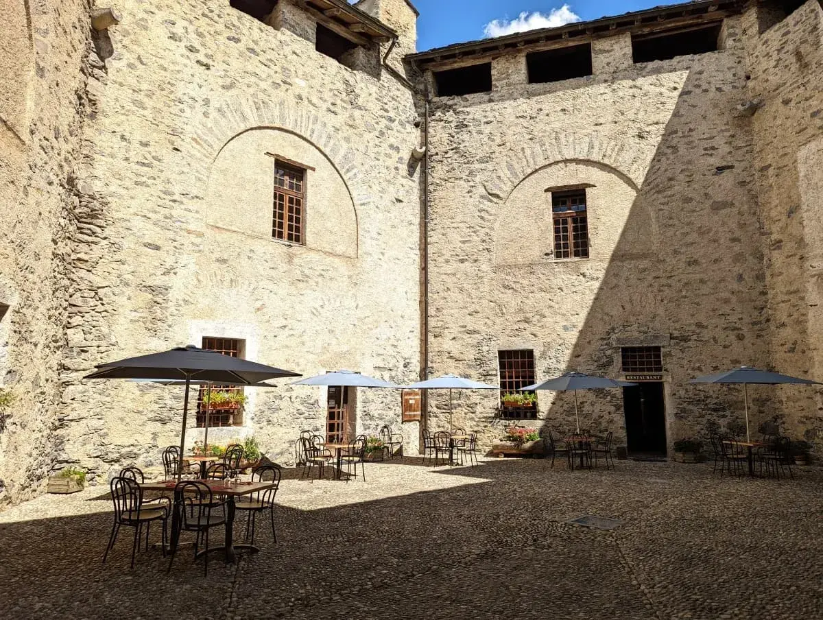 Innenhof und Restaurant im Fort Marie-Christine