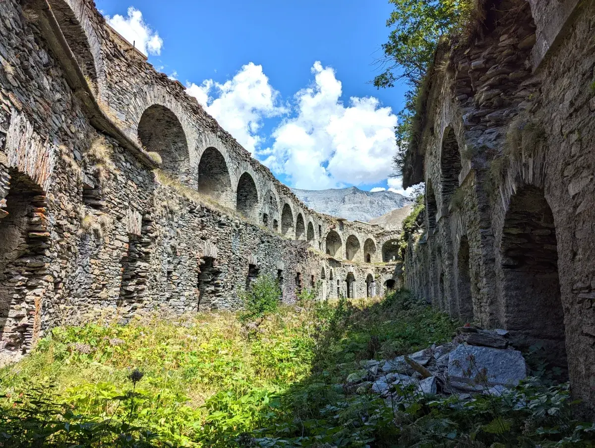 Innerhalb der Festungsmauern des Fort de Variselle