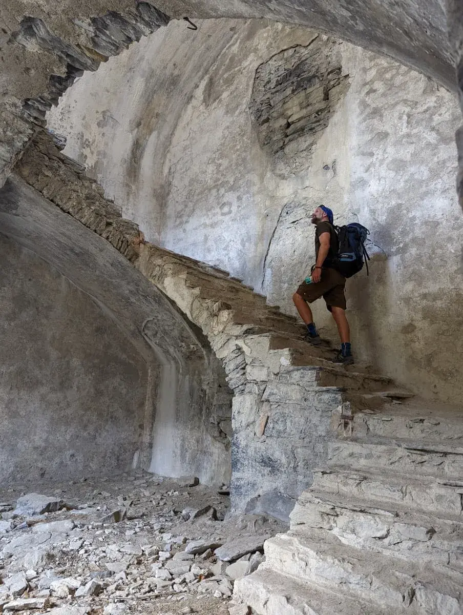 Jan auf einer Treppe innerhalb der Ruine des Fort Charles-Félix, einem der 5 Forts de L'Esseillon auf dem sentier des Bâtisseurs 