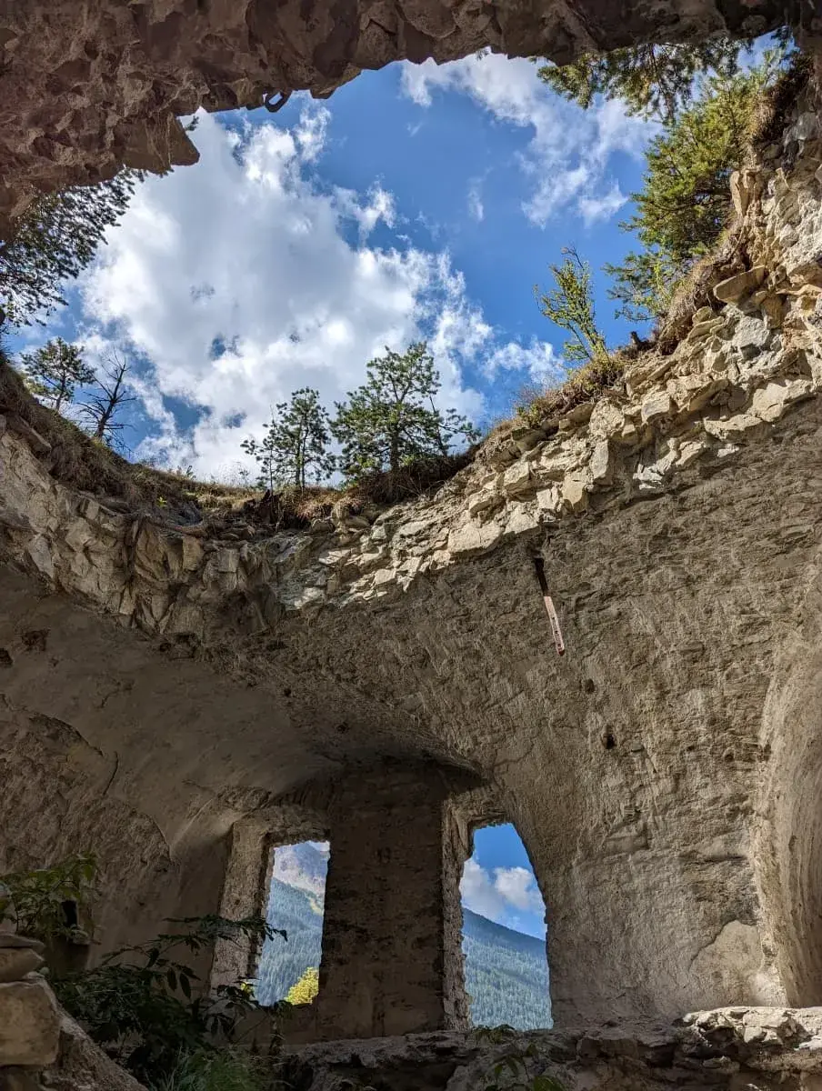 Innerhalb der Ruine des Fort Charles-Félix, einem der 5 Forts von L'Esseillon auf dem Sentier des Bâtisseurs 