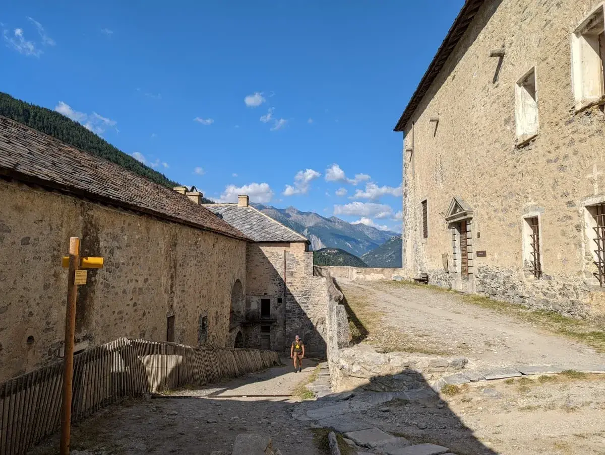 Jan innerhalb des Fort Victor-Emmanuel, einem der 5 Forts de L'Esseillon auf dem Sentier des Bâtisseurs 