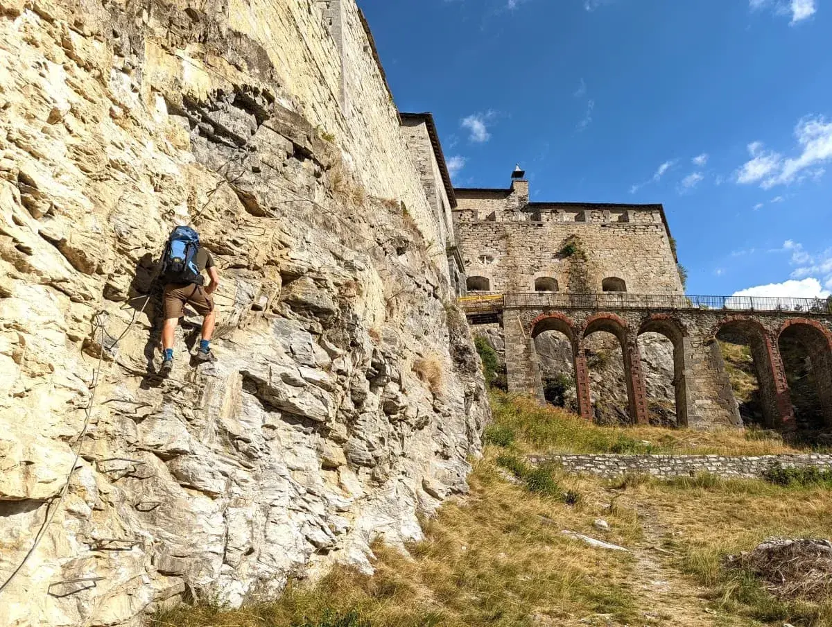 Jan klettert auf dem kleinen Klettersteig entlang der Außenmauer des Fort Victor-Emmanuel