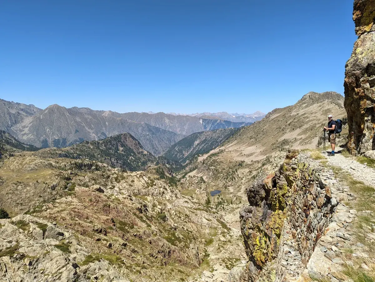 Jan steht auf dem Wanderweg der Tour du Lausfer kurz vor dem Passo Tesina