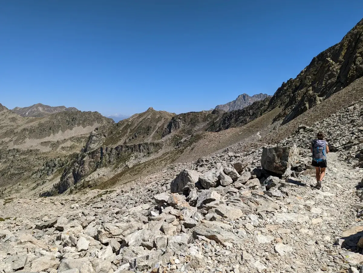 Linda wandert auf der Militärpiste auf dem Tour du Lausfer zwischen Colle Saboulé und Passo Tesina