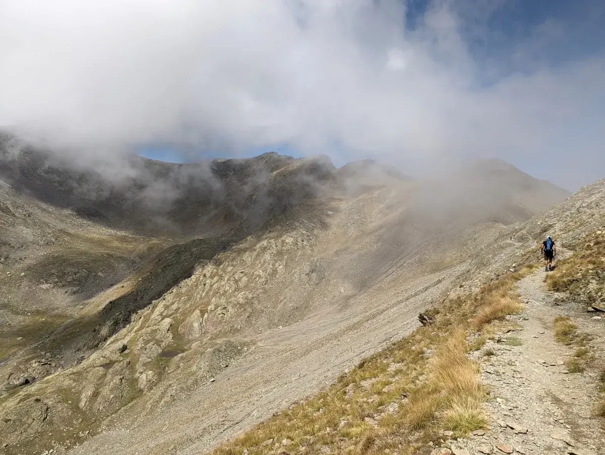 Nebeliger Wanderweg auf unserem Tour du Lausfer vom Lago Lausfer Soprano zum Colle Saboulé