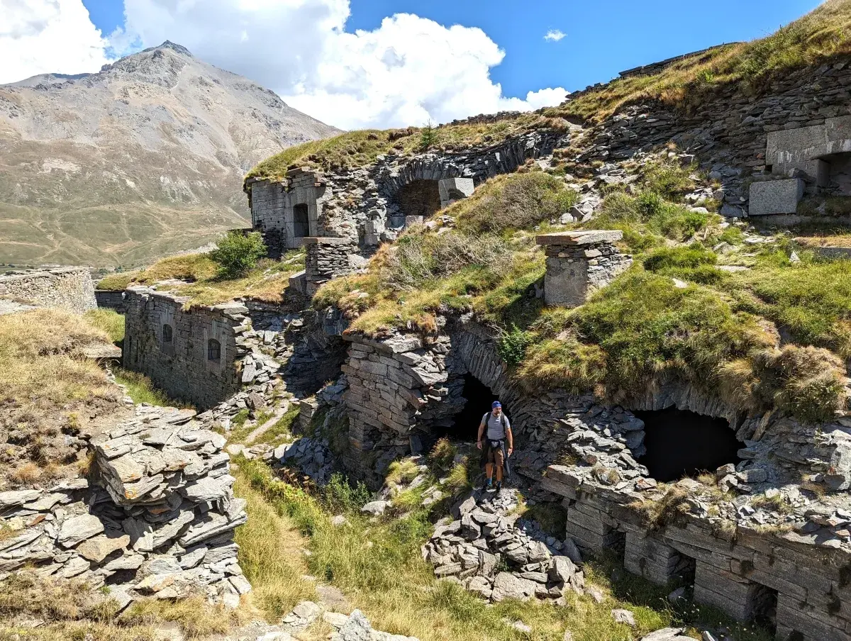 Jan im nördlichen, zerstörten Zugang durch die Festungsmauern des Fort de Variselle