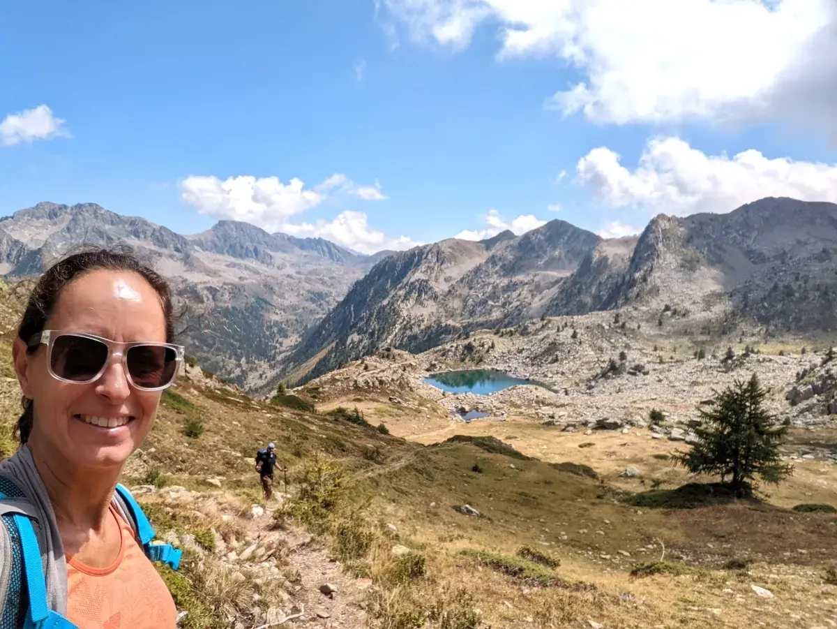 Linda und Jan im Hintergrund oberhalb des Bergsee Lago di Sant'Anna auf der Tour du Lausfer