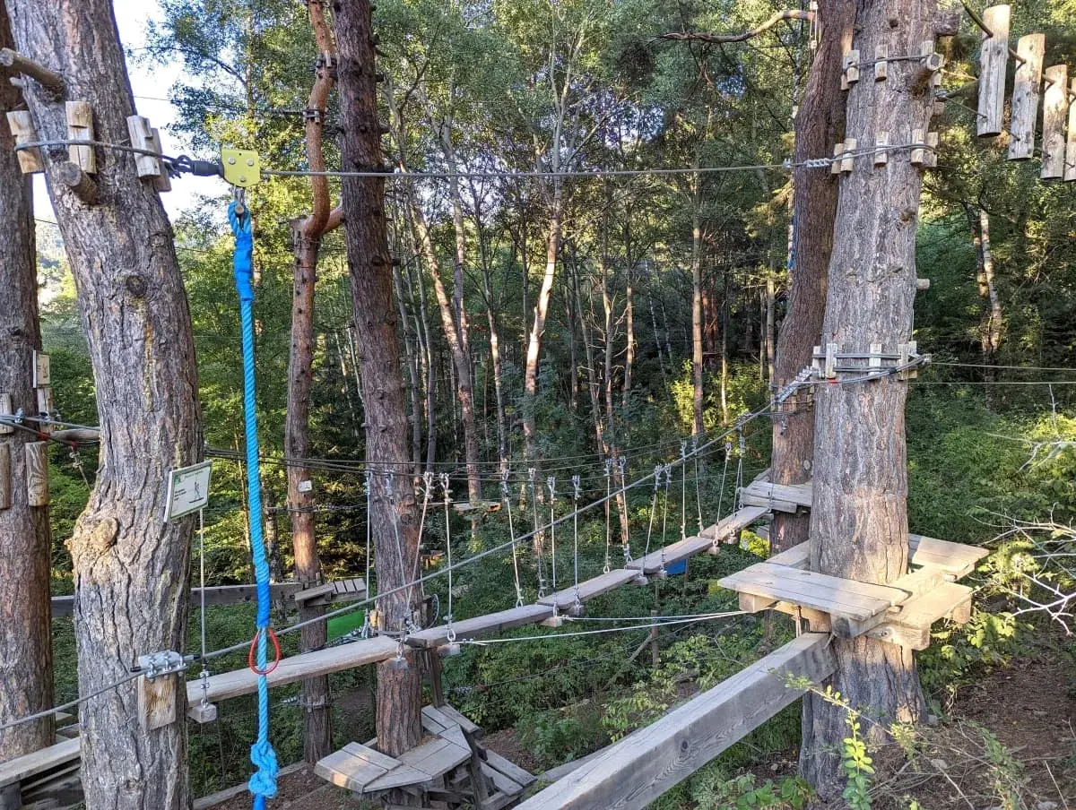 Parcour innerhalb des Kletterpark Parcobranche du diable