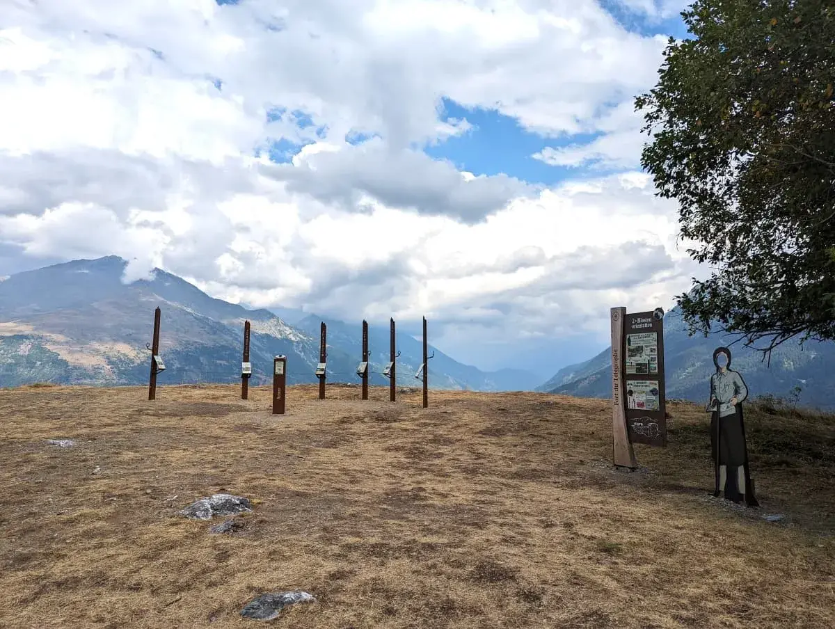 Eine Station entlang des Parcours auf dem Wanderweg vom Col du Télégraphe zum Fort du Télégraphe