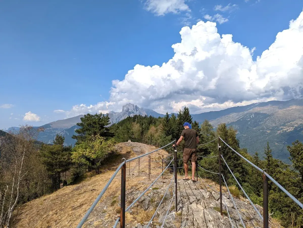 Jan auf einer Station entlang des Parcours auf dem Wanderweg vom Col du Télégraphe zum Fort du Télégraphe