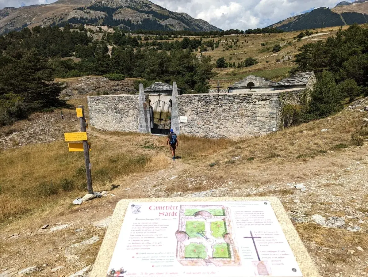 Linda vor dem Sardischen Friedhof entlang des Wanderweges sentier des Bâtisseurs