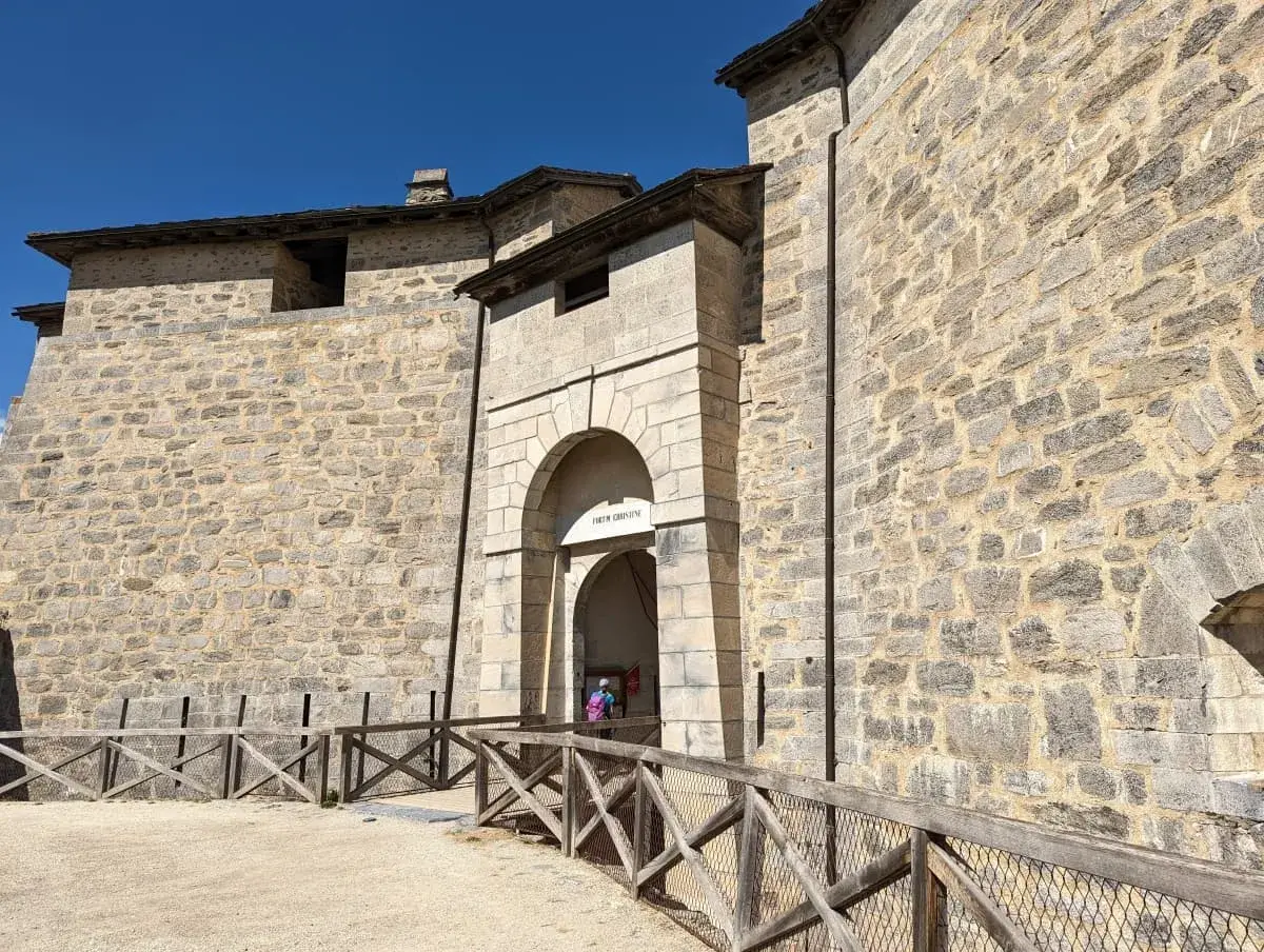 Tor zum Fort Marie-Christine, einem der 5 Forts von L'Esseillon auf dem Sentier des Bâtisseurs 