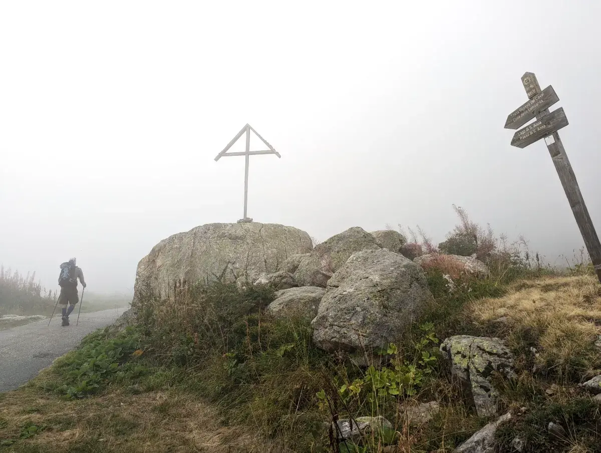 Schwer erkennbar wander Jan durch den Morgennebel auf der Wanderung Tour du Lausfer