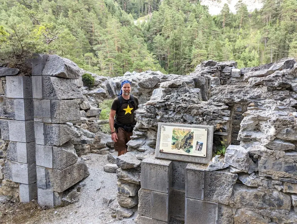 Jan in den Überresten der alten Teufelsbrücke, ancien Pont du Diable über die Schlucht der Arc