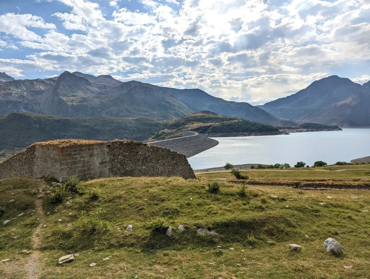 Überreste des Fort de la Cassa oberhalb des Stausees Lac du Mont Cenis