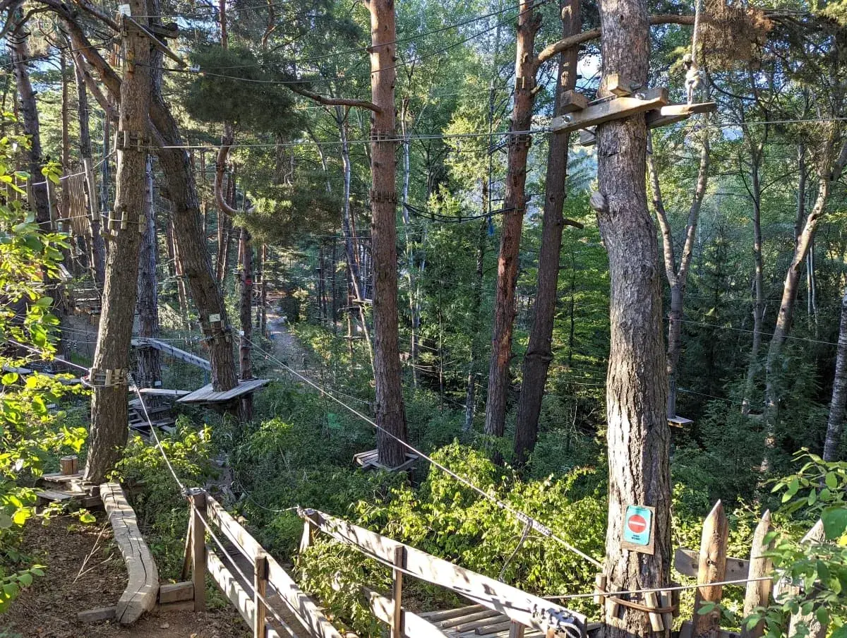 Wanderweg durch den Kletterpark Parcobranche du Diable