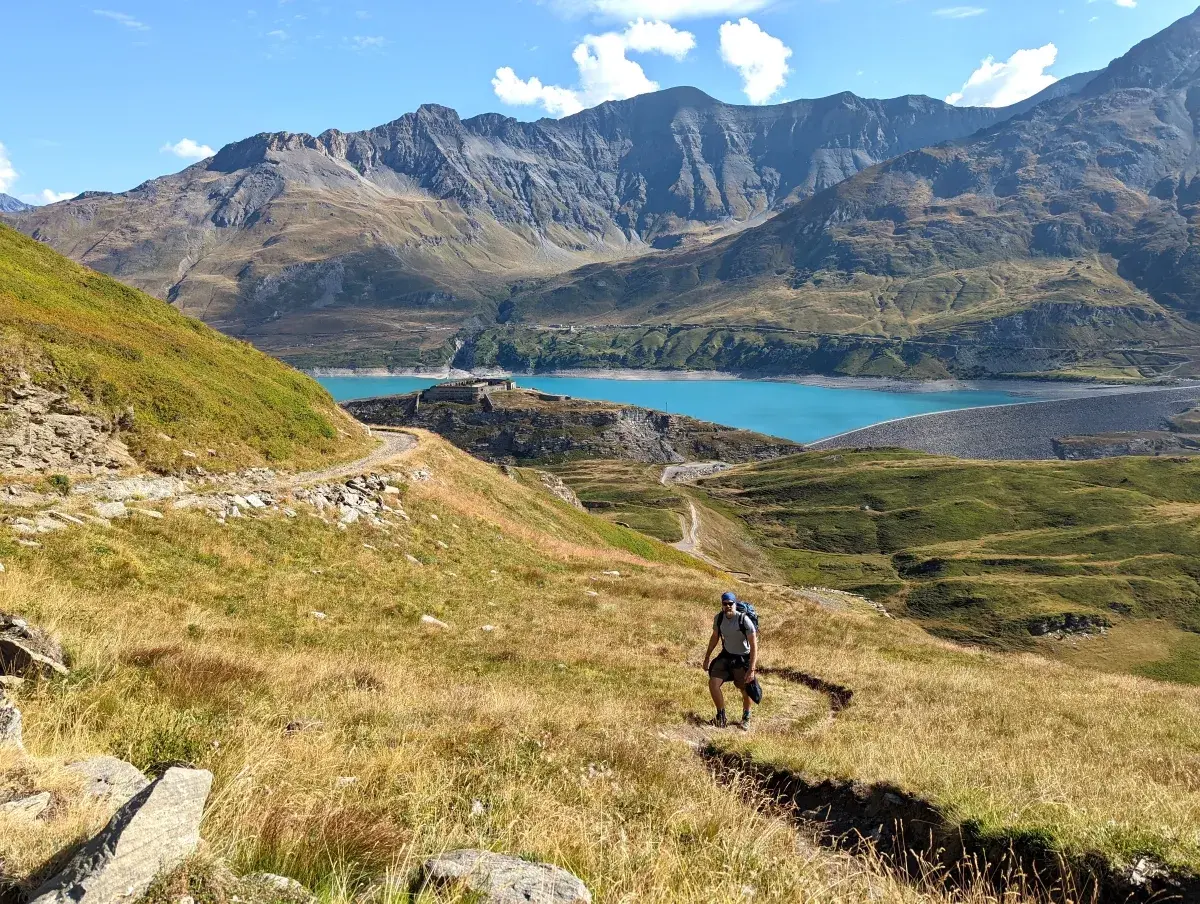 Linda auf dem Wanderweg oberhalb des Fort de Variselle auf dem Col du Mont Cenis