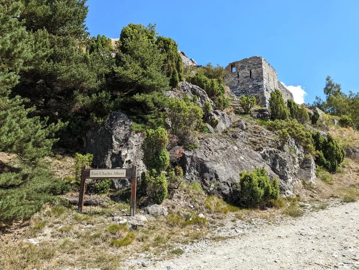 Zugang zum Fort Charles-Albert, einem der 5 Forts von L'Esseillon auf dem Sentier des Bâtisseurs 
